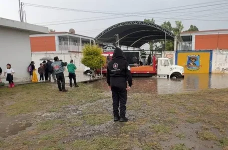 Estudiantes fueron rescatados de primaria inundada en Coronango