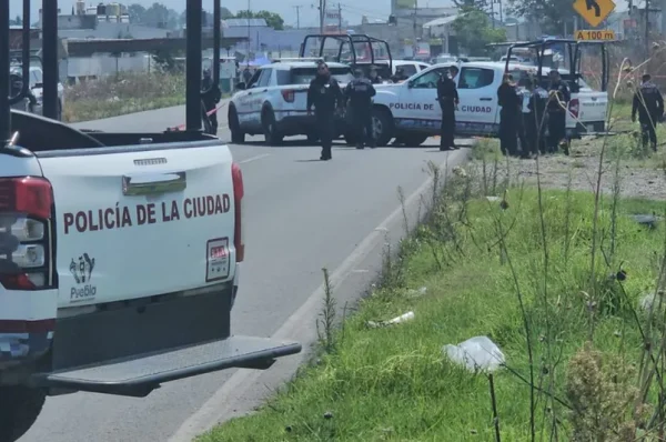 Abandonan cadáver encobijado sobre la carretera a Canoa