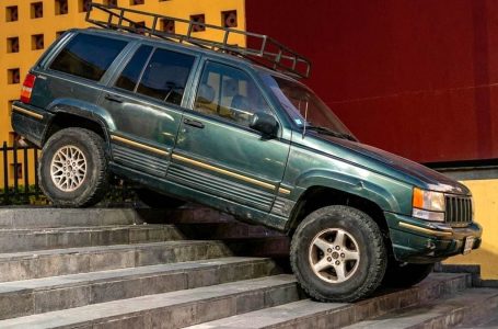 Camioneta queda atorada en las escaleras del Centro de Convenciones de Puebla