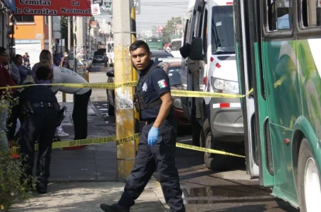 Muere pasajero tras infarto en transporte público