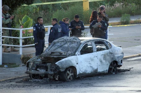 Localizan dos cadáveres en auto incendiado sobre Periférico Ecológico