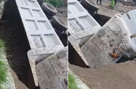Camión desaparece al caer en socavón en Huejotzingo