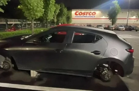 Dejan vehículo sobre tabiques en estacionamiento de Costco