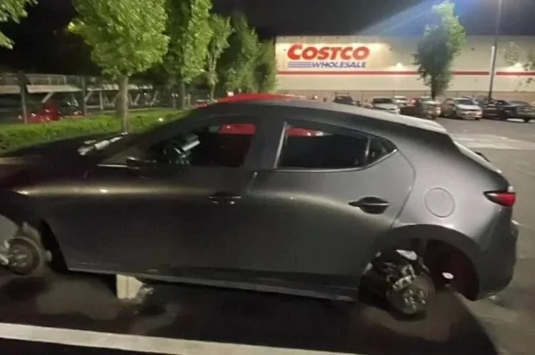 Dejan vehículo sobre tabiques en estacionamiento de Costco