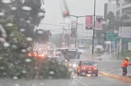 La calzada Zavaleta se transformó el río como consecuencia de la lluvia atípica