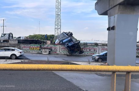Camión que transportaba fresas vuelca sobre la México-Puebla