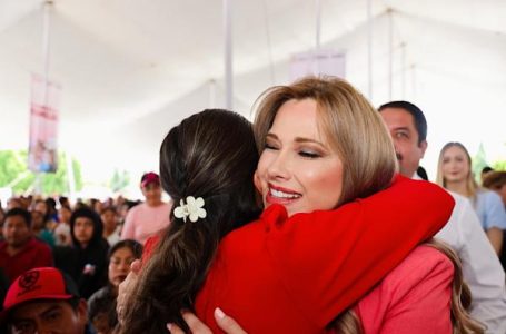 Con amor y cariño SEDIF consiente a 2 mil madres en Acatzingo