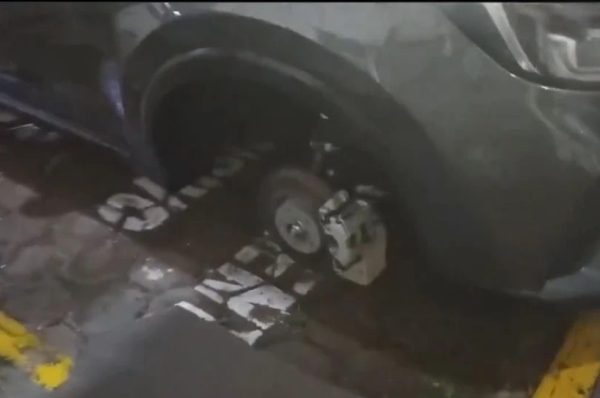 Roban llantas de una camioneta en el centro de San Pedro Cholula
