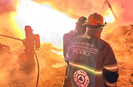 Incendio en bodega de algodón moviliza a bomberos en Puebla