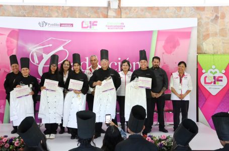 Se gradúan 51 alumnas y alumnos de la Escuela de Gastronomía del DIF Puebla Capital