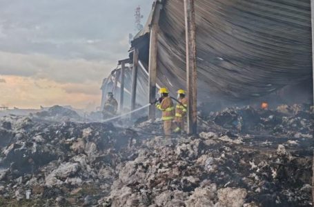 Tras 18 horas de labores, Protección Civil liquida incendio en bodega