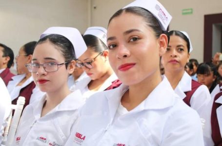 Entrega SEP cofias y distintivos a estudiantes de la USEP