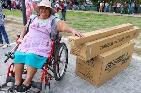 Gobierno del estado cumple compromisos con familias de San José Chiapa