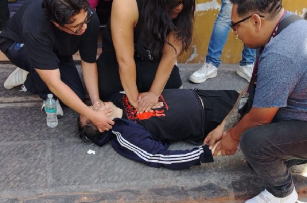 Transeúnte se desvanece y fallece en el Centro Histórico de Puebla