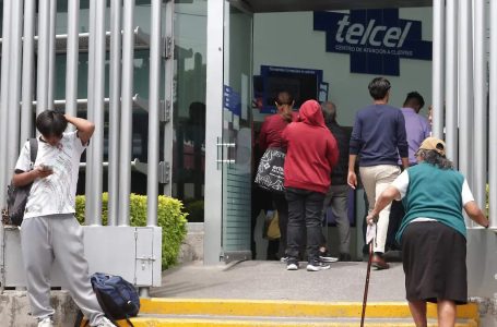 Hasta 4 horas de espera en Puebla para reactivar líneas celulares suspendidas por no vincularlas a la CURP