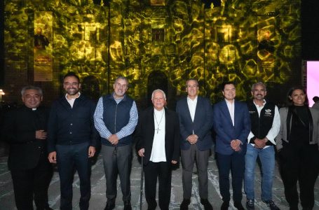 Inauguran Pepe Chedraui y Arquidiócesis de Puebla nueva iluminación de la Catedral