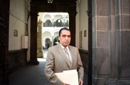 Detienen al juez Romero Razo y lo trasladan al penal de Tepexi