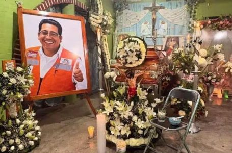 Sepultan a empleados de la CFE asesinados