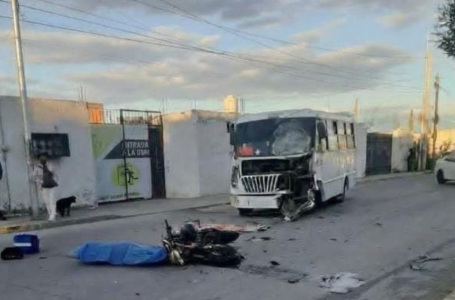 Presuntos asaltantes en moto se accidentan; uno muere