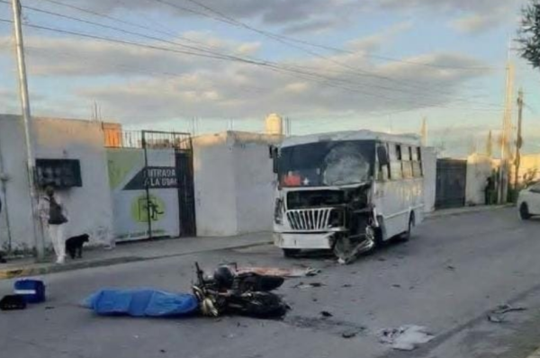 Presuntos asaltantes en moto se accidentan; uno muere