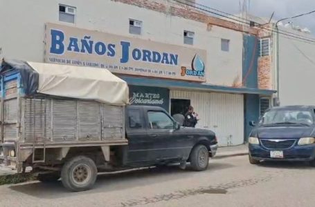 Hallan a hombre sin vida en baños públicos de Guadalupe Hidalgo